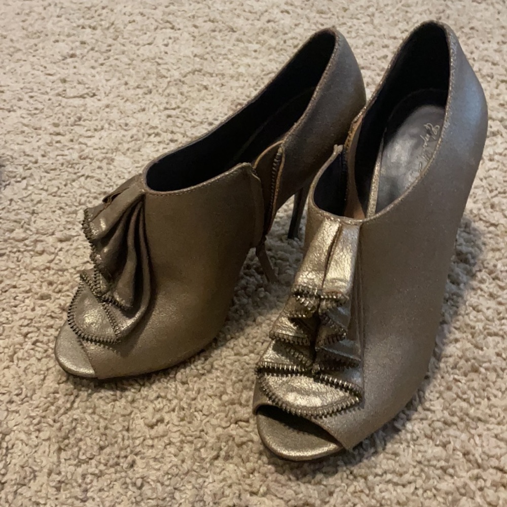 Elizabeth and James ankle bootie ruffle front zipper trim peep toe leather US7.5